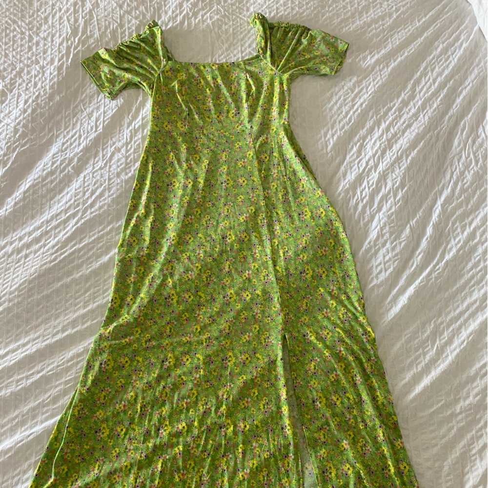 ASOS Green Floral Dress - Size US 4- ruched sleeve detail and slit bottom